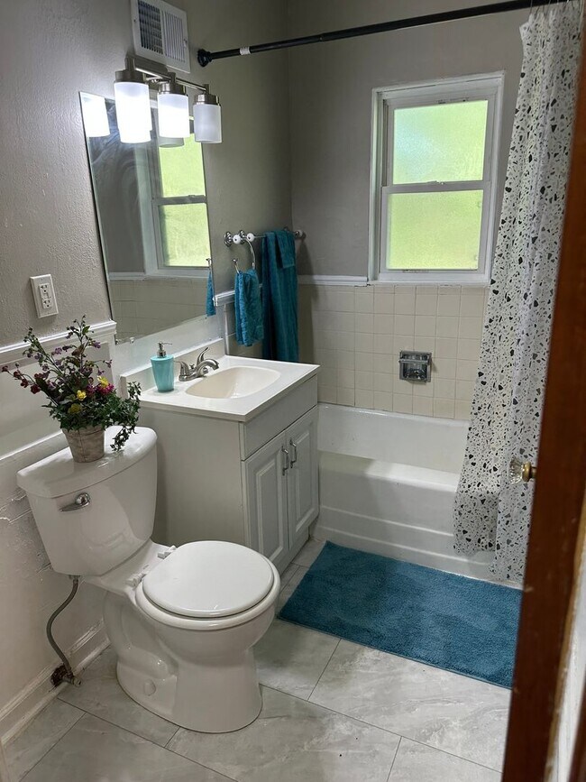 Building Photo - Beautiful House for Rent