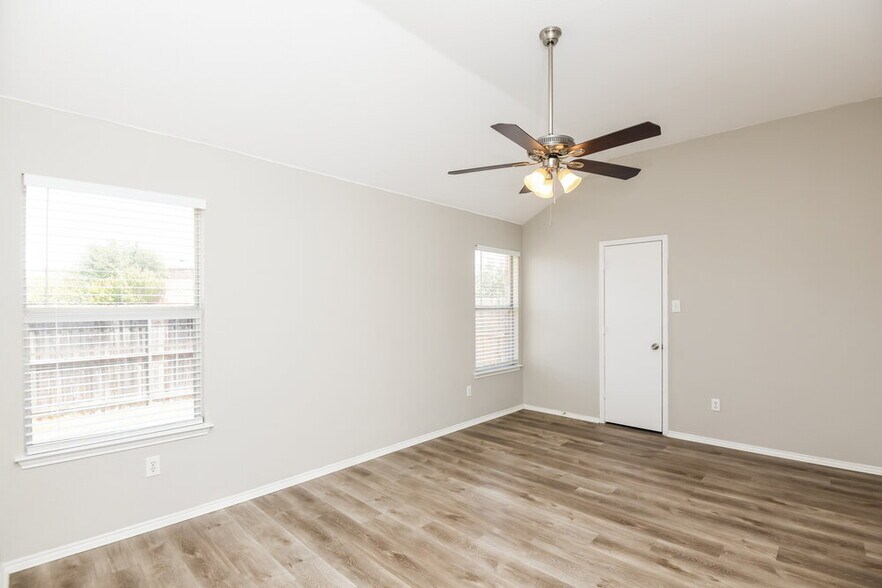 Building Photo - 6836 Bluff View Dr