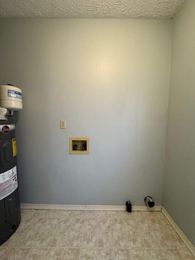 Building Photo - Large 3/2.5 House on Martha Berry Hwy- $1,295