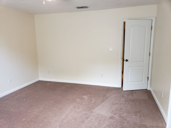 Building Photo - Large 4 bedroom town home with ceramic tile for rent right away for $1650