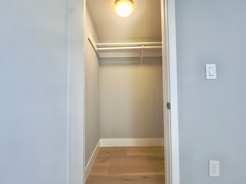 Building Photo - 914 Everett Ave