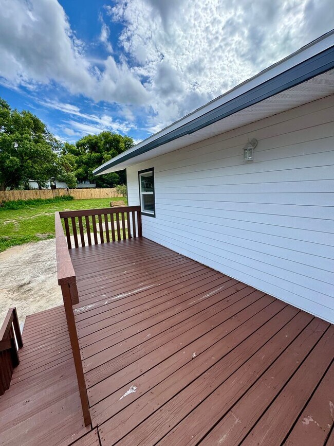 Building Photo - Downtown Clermont - Beautifully Renovated 2-Bed/1-Bath Upstairs Unit with Stunning Lake Minneola ...