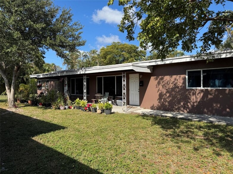 Primary Photo - 911 SW 15th Ter