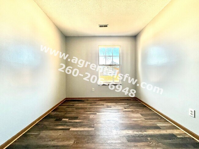 Building Photo - 3 Bedroom House