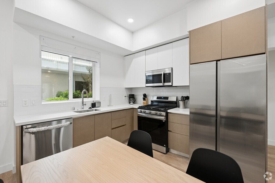 5BR, 5BA - Unit 104 - Kitchen - 626 N Wilton Pl
