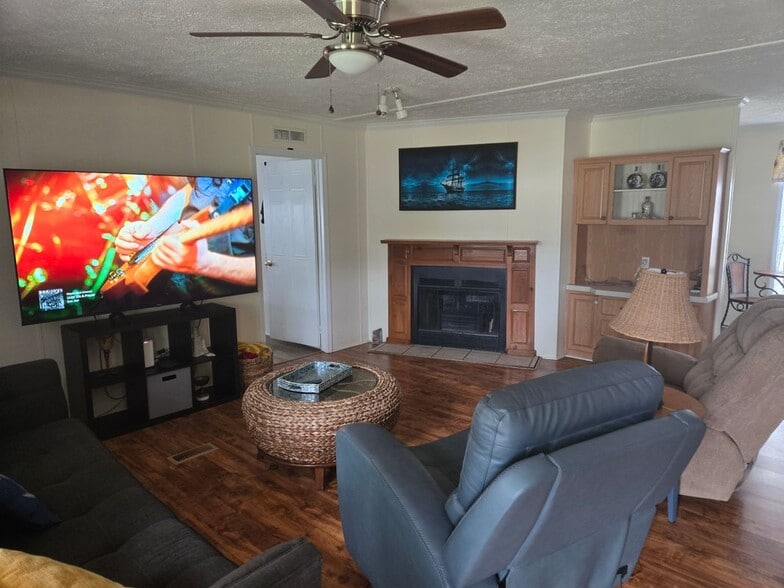 Building Photo - 2115 Bent Oak Ct