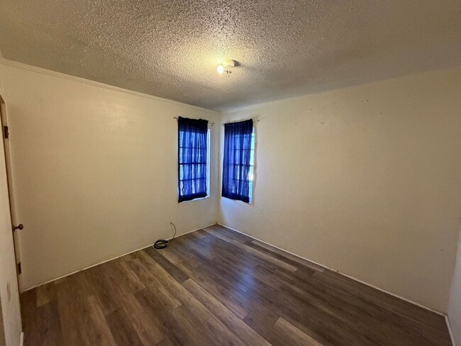 Building Photo - 2 Bed 1 Bath Home