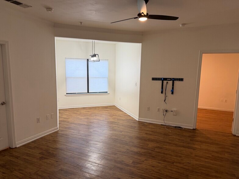 Building Photo - 2502 Leon St