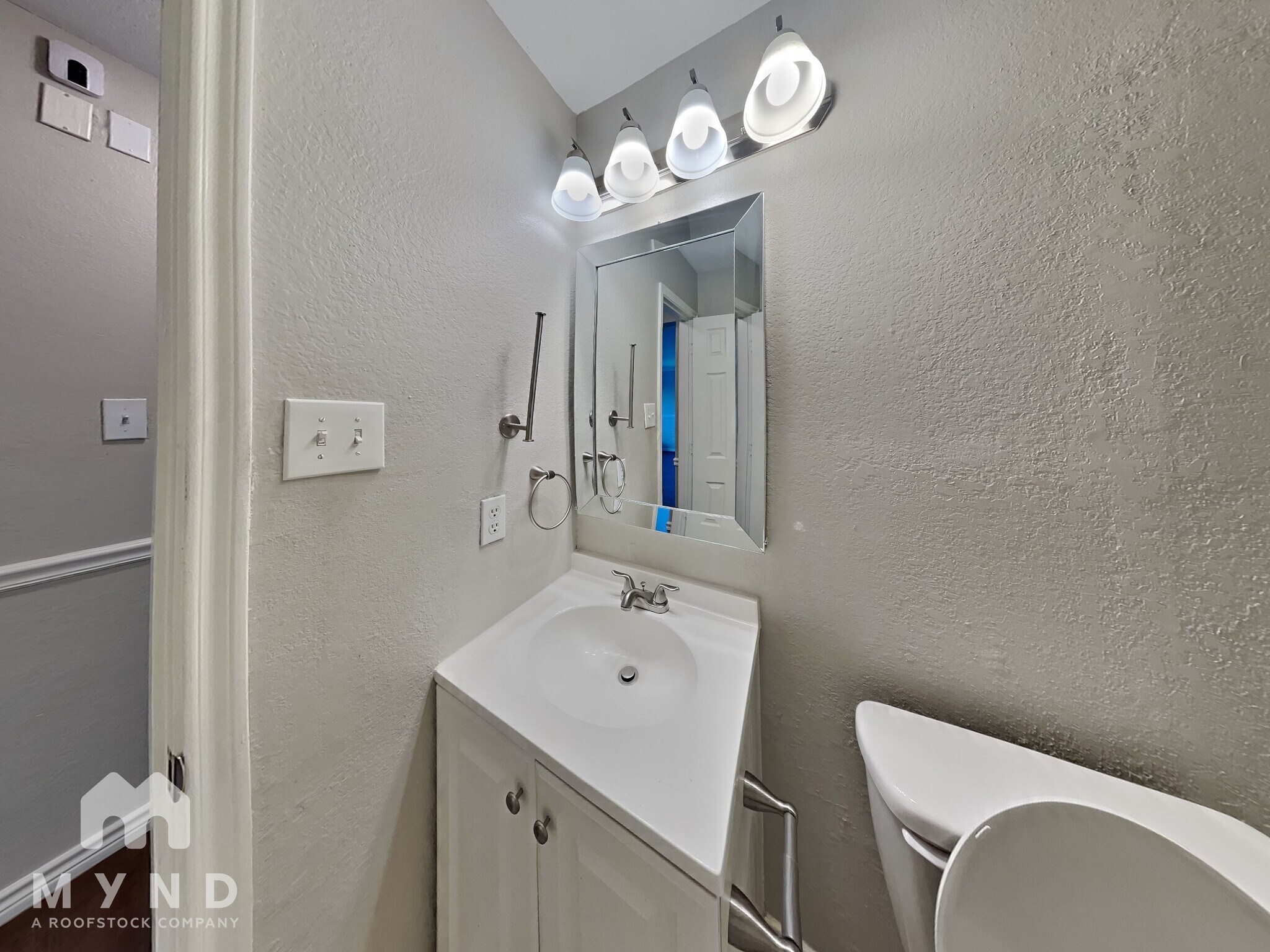 Building Photo - 421 Pin Oak Ln