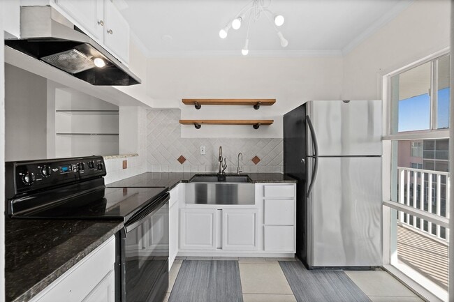 Building Photo - Spacious Riverview 1B/1B Condo