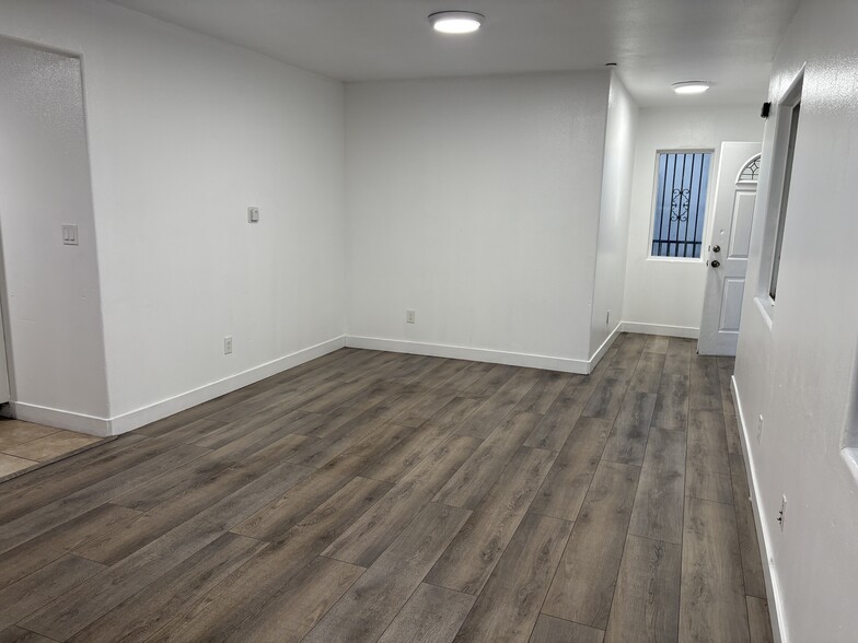 Livingroom - 131 E 84th Pl