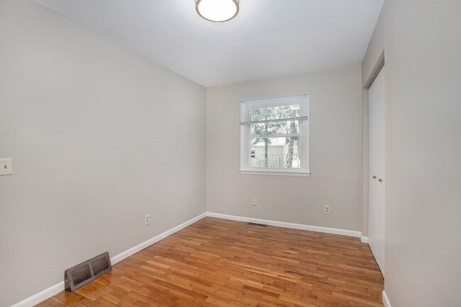 Building Photo - 2/1 Ranch Style Home