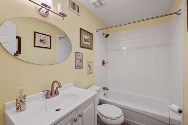 Building Photo - 703 Herricks Ln
