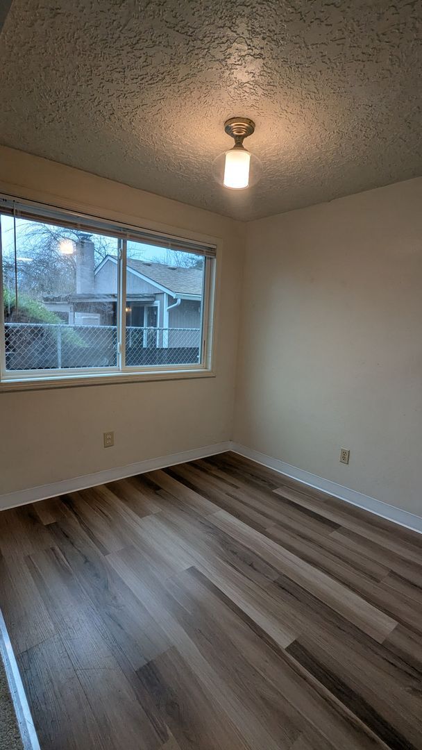 Building Photo - 14616 NE Coast Pine Ct