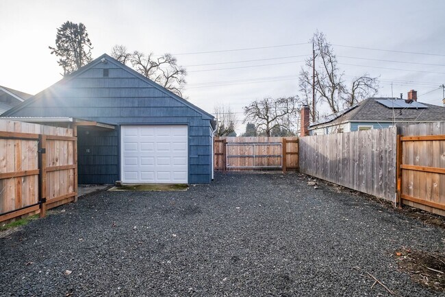 Building Photo - Charming 3-Bed 2 Bath Home with Spectacula...