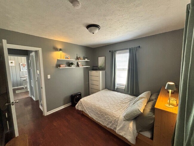 Building Photo - Home For Rent Bellevue.