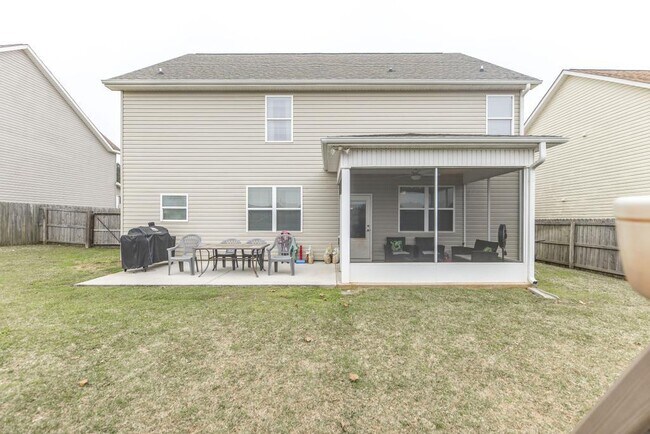Building Photo - "Spacious 4-Bedroom Home with Granite Coun...