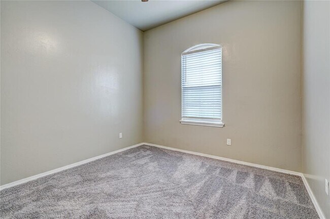 Building Photo - 2023 Westbury Dr