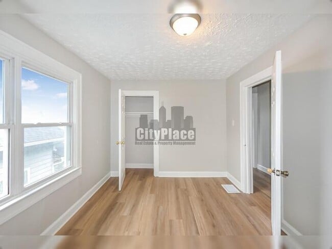 Building Photo - 608 N Oakland Ave