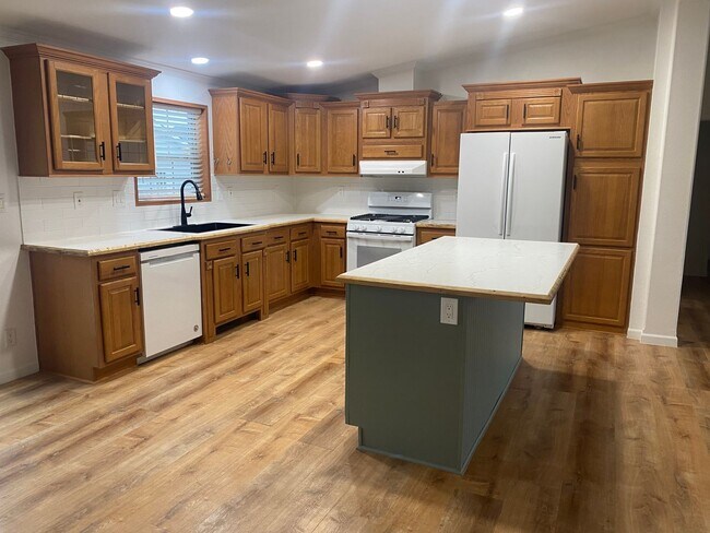 Building Photo - 1027 Falls Creek Dr