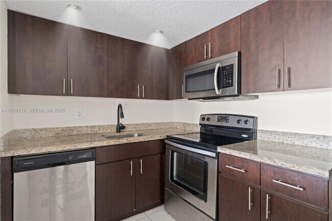 Building Photo - 4164 Inverrary Dr