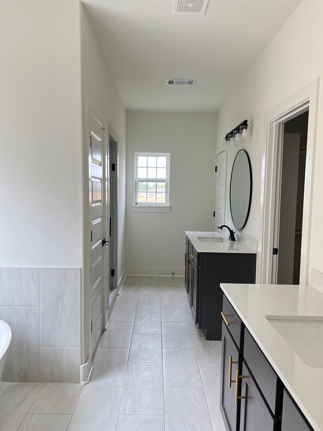 Building Photo - 381 S Benchmark Ln