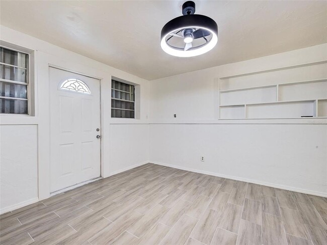 Building Photo - 313 Jessica St N