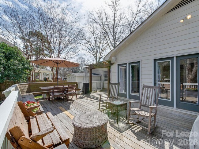 Building Photo - 3221 Sunset Dr