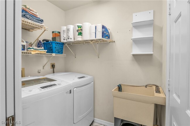 Building Photo - 288 Castaways St