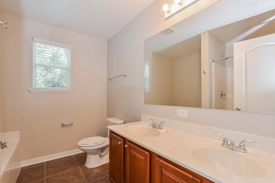 Building Photo - 7545 Sloewood Dr