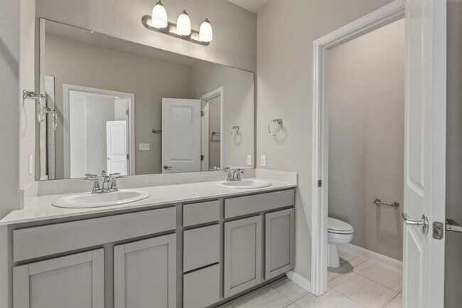 Building Photo - 1015 Vista View Dr