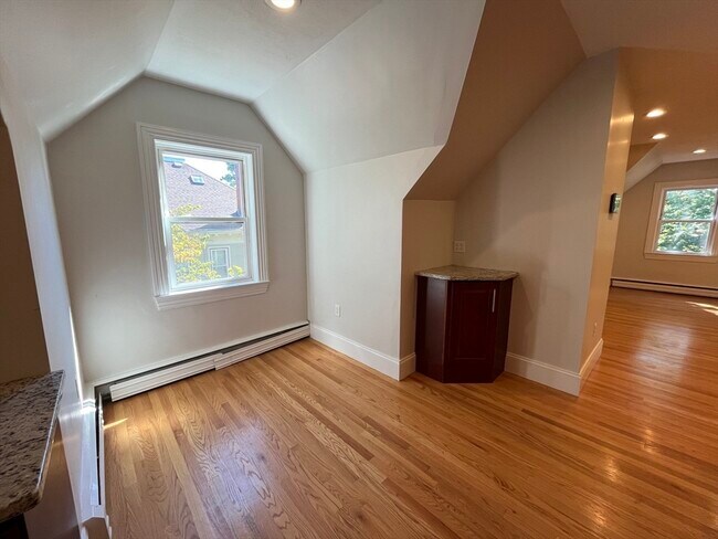 Building Photo - 90 Lyndhurst St
