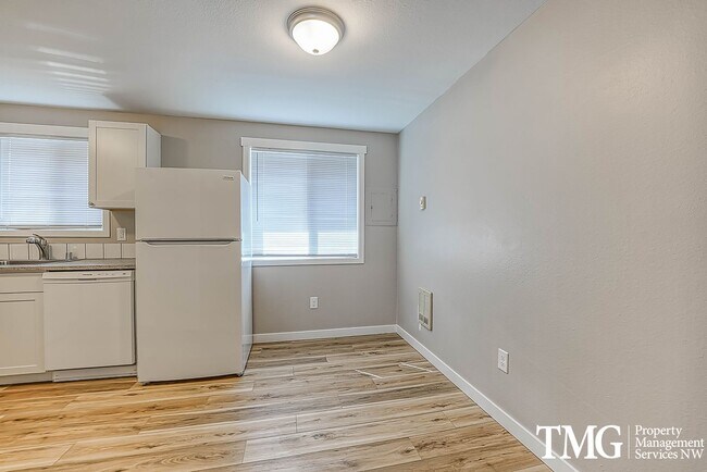 Building Photo - Bright Upper-Level 2 BD with Covered Deck