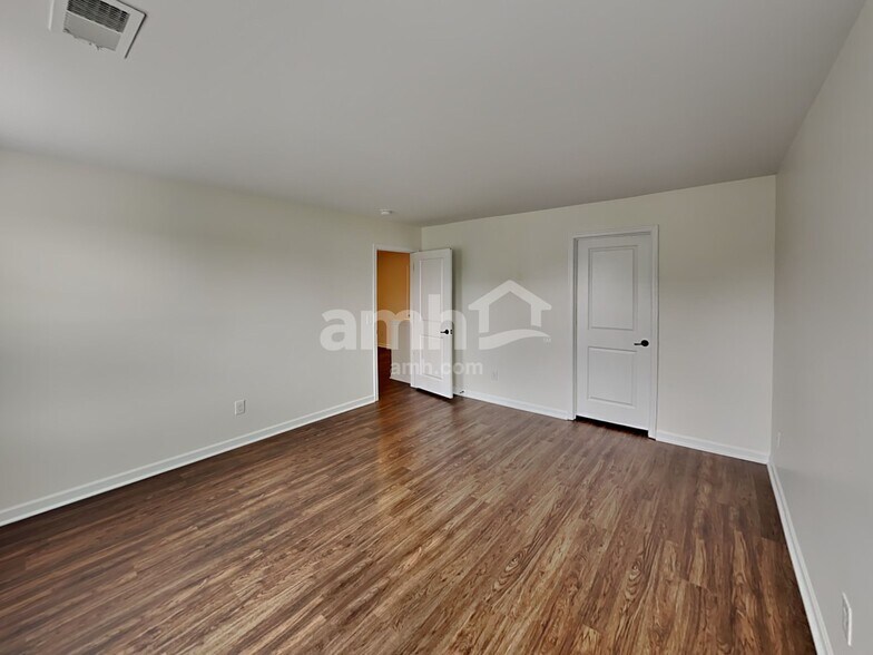 Building Photo - 2215 Ambergate Dr