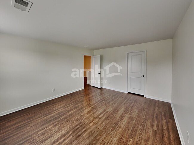 Building Photo - 2215 Ambergate Dr