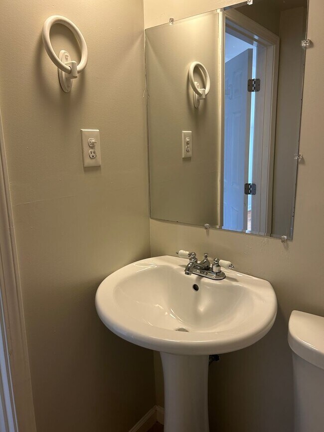 Building Photo - AVAILABLE MID-JUNE!