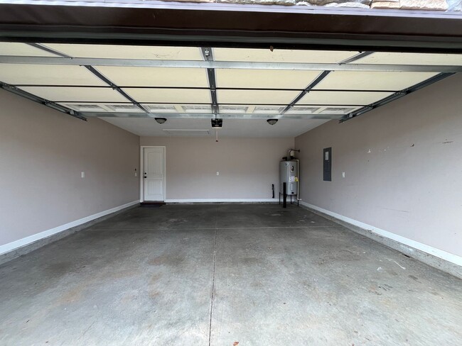 Building Photo - Adorable 3/2 Ready To Move In Now!