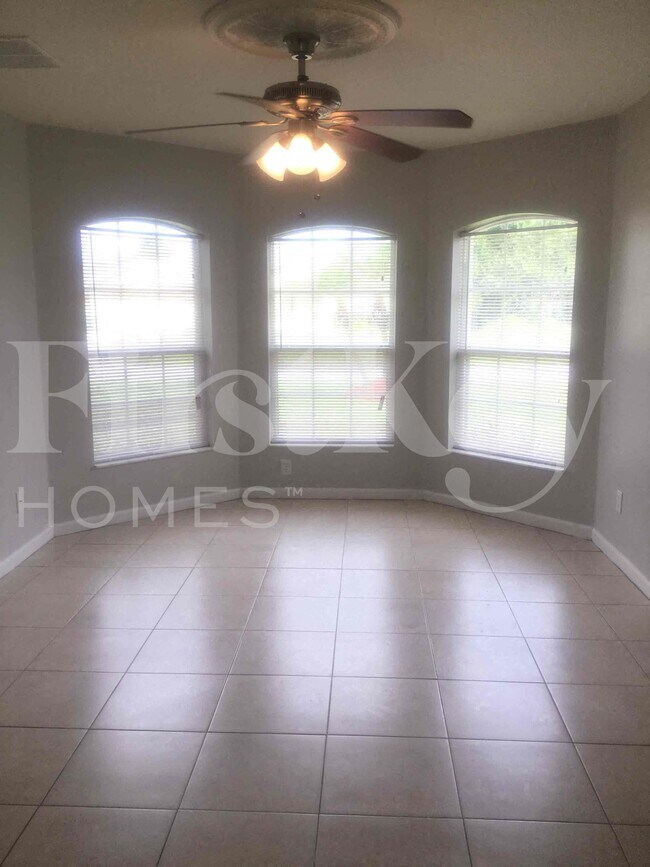 Building Photo - 662 SW Sandbar Terrace