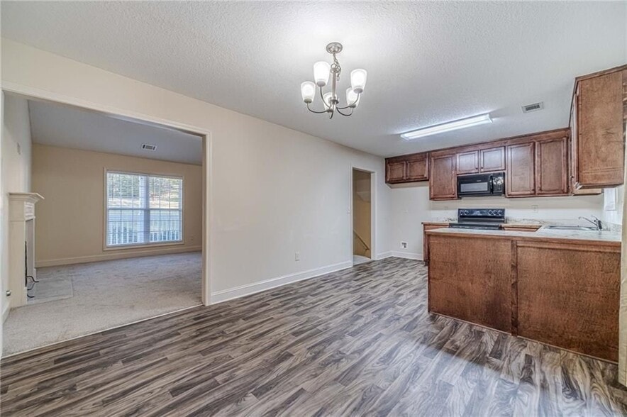 Building Photo - 583 Embassy Walk