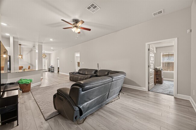 Building Photo - 2605 Golden Palms Ln