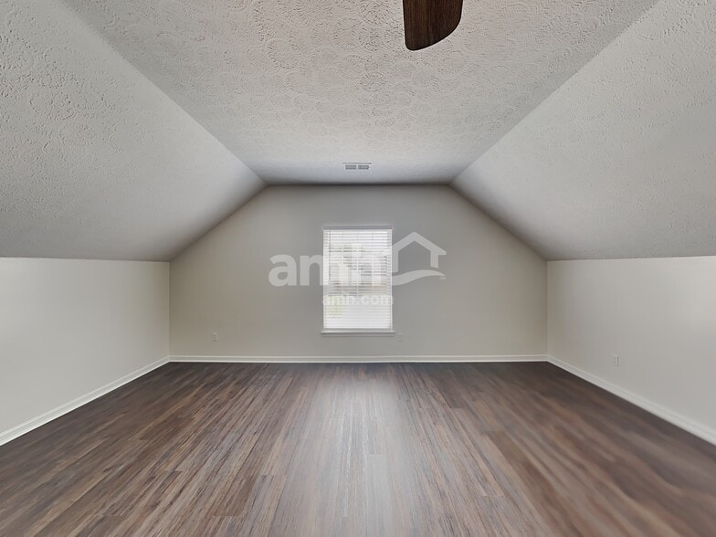 Building Photo - 419 Creekside Ln