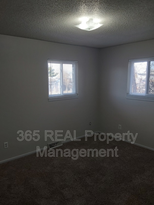 Building Photo - 803 4th St