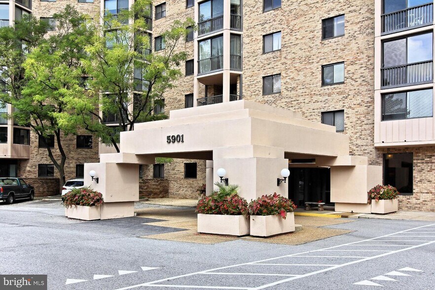 Building Photo - 5901 Mount Eagle Dr
