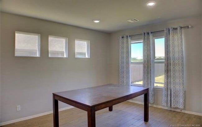 Building Photo - Welcome to this cozy home!