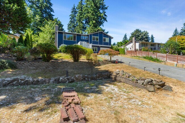 Building Photo - Huge fully fenced dog yard! RV/Boat extra parking! 4 bdrm 2.25 bath. Minutes to I-5, Everett Mall...