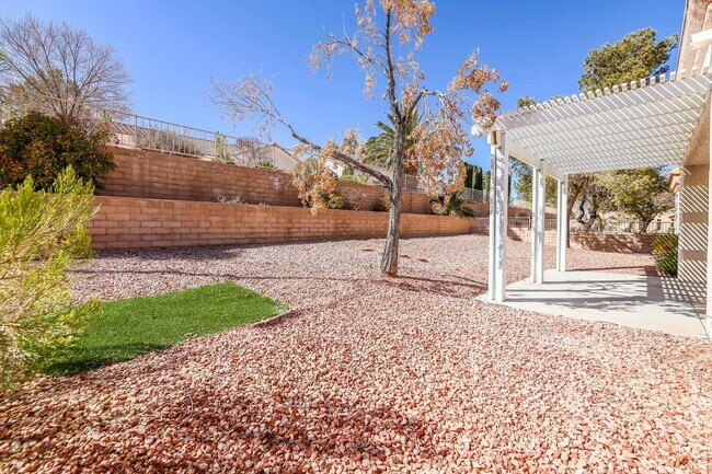 Building Photo - Sun City Summerlin - Golf Course Community...