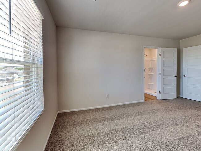 Building Photo - 529 St Charles Pl