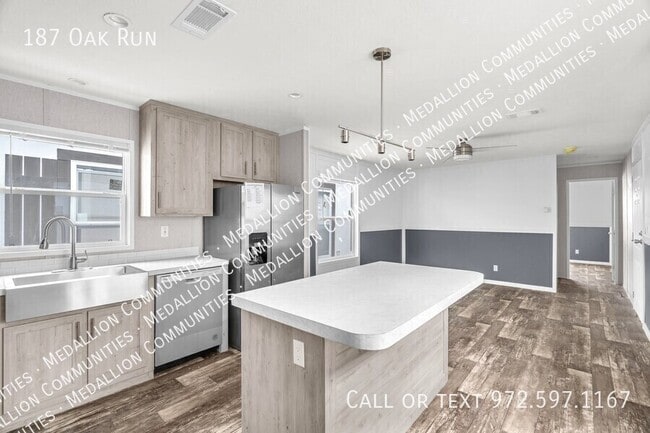 Building Photo - 187 Oak Run