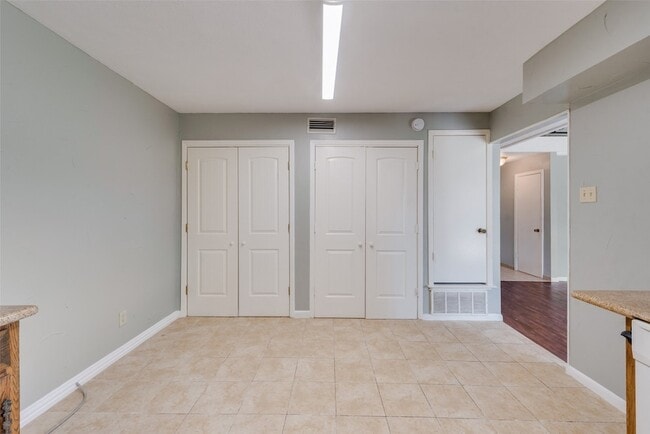 Building Photo - 209 N St Johns Dr
