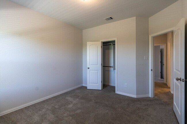 Building Photo - Stunning two story 4 bedroom with den and media/ game area in Pflugerville!